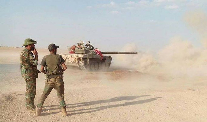 "Lực lượng chính phủ Damascus phát hiện một nhóm tay súng IS di chuyển qua vùng sa mạc phía đông thành phố cổ Palmyra, tỉnh Homs. Ngay sau đó, họ đã nã hàng loạt tên lửa nhằm vào nhóm khủng bố này", AMN đưa tin. Ảnh: AMN.