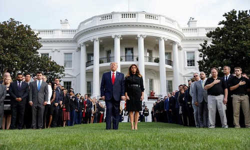 Tổng thống Mỹ Donad Trump đã dành một phút mặc niệm tại Nhà Trắng sáng 11/9, trước khi tới dự buổi lễ tưởng niệm tại Lầu Năm Góc dành cho các gia đình của những người thiệt mạng trong vụ tấn công khủng bố 18 năm trước.