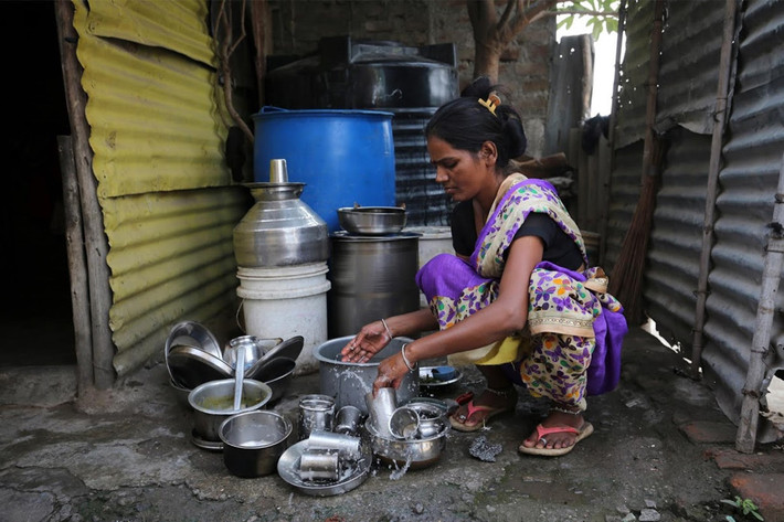 Nhận thức được vấn đề này, Thủ tướng Ấn Độ Narendra Modi đã hứa sẽ chi hơn 3,5 nghìn tỷ rupee (49 tỷ USD) để đưa nước máy đến mọi hộ gia đình Ấn Độ vào năm 2024. Hơn 100 gia đình trong ngôi làng của Garud và Dhage không được sử dụng nước máy và nhiều gia đình phụ thuộc vào các nhà cung cấp nước tư nhân. Họ tính phí tới 3.000 rupee (42 USD) cho một bồn nước 5.000 lít trong những tháng mùa hè. Ảnh: Reuters.