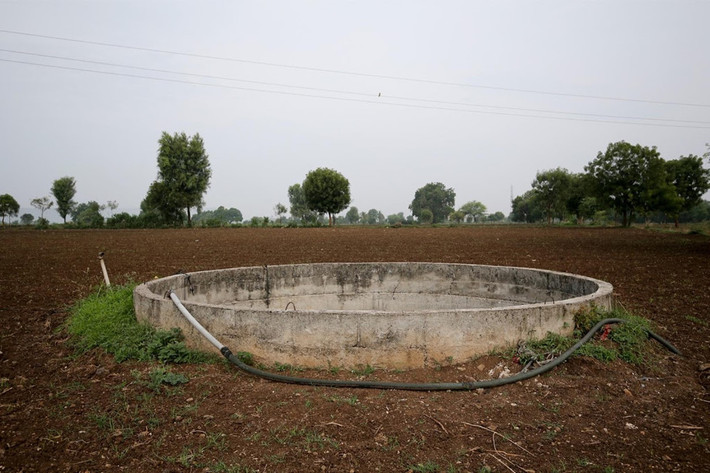 Gia đình các em là một trong số những gia đình nghèo nhất ở thôn Mukundwadi, thuộc bang miền Tây Maharashtra. Ngôi làng này đã phải chịu hết đợt hạn hán này đến đợt hạn hán khác. Gió mùa đã gây ra mưa lớn và thậm chí lũ lụt nhiều nơi ở Ấn Độ. Tuy nhiên, lượng mưa ở khu vực xung quanh Mukundwadi đã thấp hơn 14% so với mức trung bình trong năm nay. Các tầng ngậm nước và giếng khoan ở khu vực này đã trở nên khô hạn. Ảnh: Reuters.