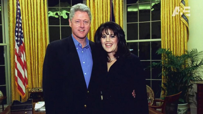 Vào tháng 1/1998, ông Clinton bác bỏ có quan hệ tình dục với cô Lewinsky. Nhưng vài tháng sau đó, ông đã thừa nhận có quan hệ "sai trái" với nữ thực tập sinh này. Ảnh: ABC News.