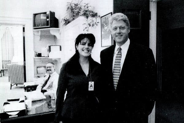 Vị Tổng thống Mỹ thứ hai bị luận tội tại Hạ viện là ông Bill Clinton. Tổng thống Clinton bị buộc tội cản trở công lý và khai man, với cáo buộc nói dối bồi thẩm đoàn liên bang về mối quan hệ của ông với cô thực tập sinh Monica Lewinsky. Ảnh: NYT.