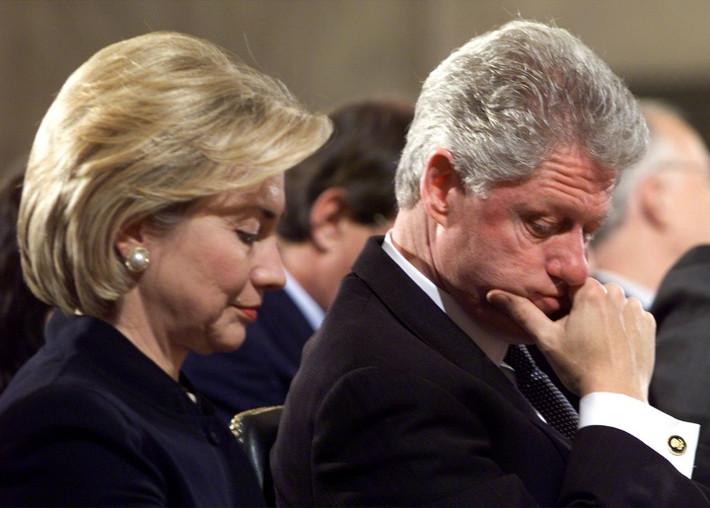 Ngày 19/12/1998, Tổng thống Clinton bị luận tội vì khai man trước bồi thẩm đoàn và cản trở công lý. Một phiên tòa xét xử của Thượng viện đối với ông Clinton bắt đầu vào ngày 7/1/1999 và kéo dài 4 tuần. Ảnh: AP.