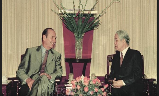 Tổng Bí thư Đỗ Mười tiếp Tổng thống Pháp Jacques Chirac tại Văn phòng Trung ương Đảng, Hà Nội, ngày 12/11/1997. Ảnh: Nguyễn Khang - TTXVN.