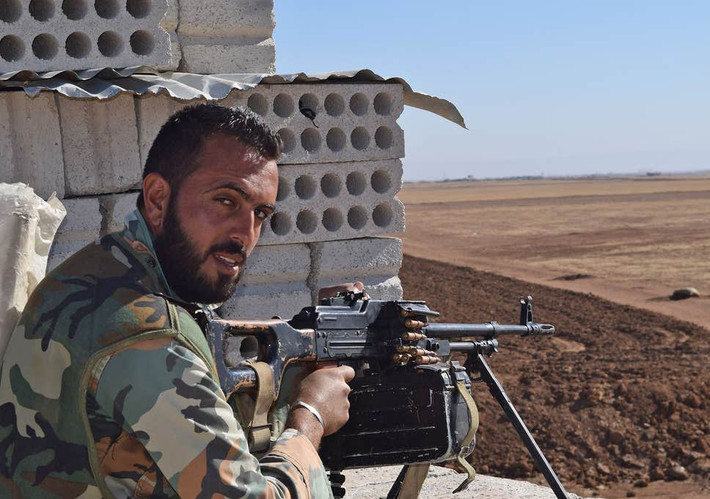 Báo cáo của NDF cho biết, Quân chính phủ Damascus đã tiêu diệt nhiều tay súng khủng bố IS, đồng thời phá huỷ các căn cứ của bọn chúng và giành lại phần lớn vùng sa mạc nằm giữa tỉnh Deir Ezzor và Homs. Ảnh: Independent.