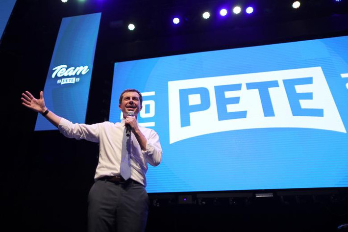 Thị trưởng Pete Buttigieg đến từ South Bend, bang Indiana, đã thông báo kế hoạch yêu cầu kiểm tra lý lịch toàn diện, đóng "lỗ hổng" mua bán súng và cấm vũ khí tấn công,...