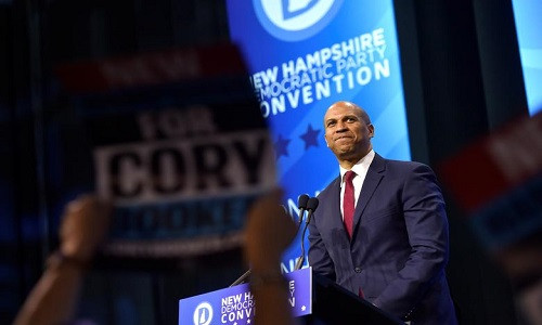 Thượng nghị sĩ Mỹ Cory Booker đến từ New Jersey hồi đầu năm nay đã đề xuất kế hoạch gồm 14 phần để đối phó tình trạng bạo lực súng đạn. Đề xuất bao gồm một lệnh cấm vũ khí tấn công, giới hạn số lần mua súng ngắn mỗi tháng cùng chương trình cấp phép quốc gia cho việc sở hữu súng đạn, trong đó yêu cầu những người mua súng phải cung cấp dấu vân tay, hoàn thành khóa học về an toàn sử dụng súng, vượt qua bài kiểm tra lý lịch...