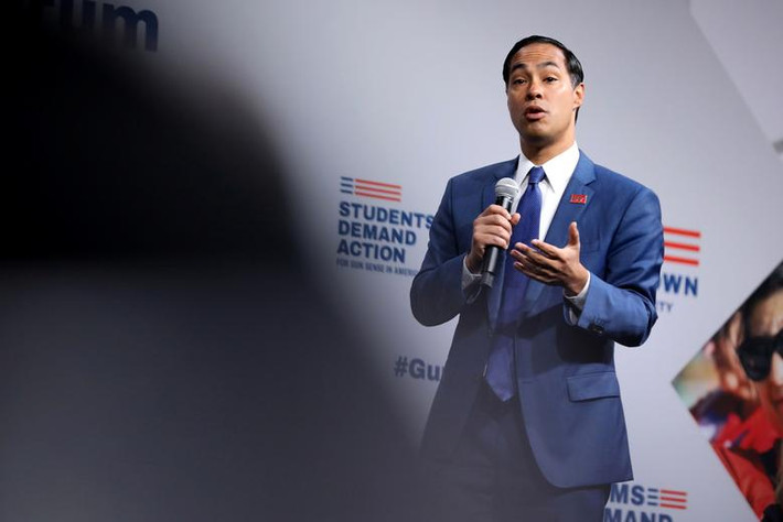 Cựu Bộ trưởng Nhà ở Julian Castro ủng hộ lệnh cấm vũ khí tấn công và yêu cầu người mua súng phải có giấy phép.