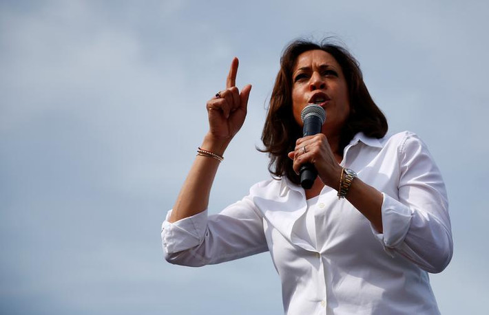 Thượng nghị sĩ Kamala Harris đến từ bang California tán thành lệnh cấm vũ khí tấn công được đề xuất tại Thượng viện và ủng hộ kiểm tra lý lịch toàn diện.