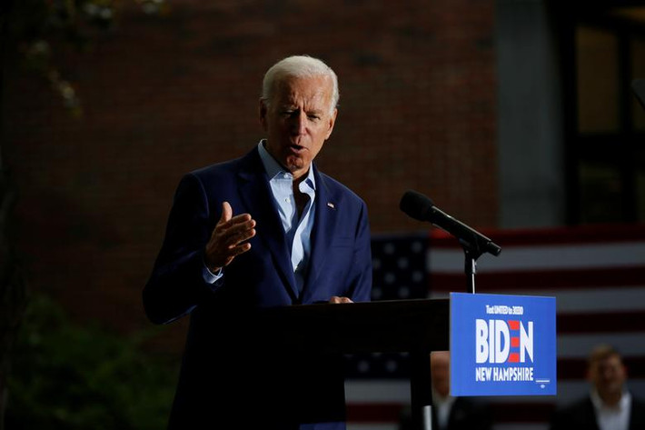 Cựu Phó Tổng thống Mỹ Joe Biden, người ủng hộ việc gia hạn lệnh cấm vũ khí tấn công được áp dụng từ những năm 1990, đã kêu gọi chương trình mua lại súng của liên bang nhằm giảm bớt số lượng súng trên đường phố Mỹ.