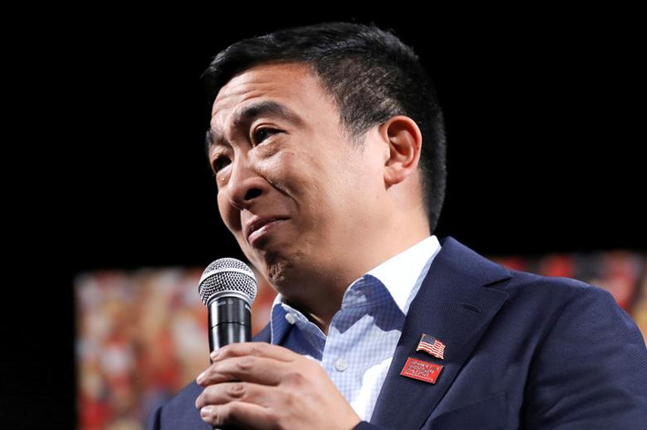 Doanh nhân Andrew Yang ủng hộ các biện pháp kiểm soát súng toàn diện, trong đó có lệnh cấm vũ khí tấn công.