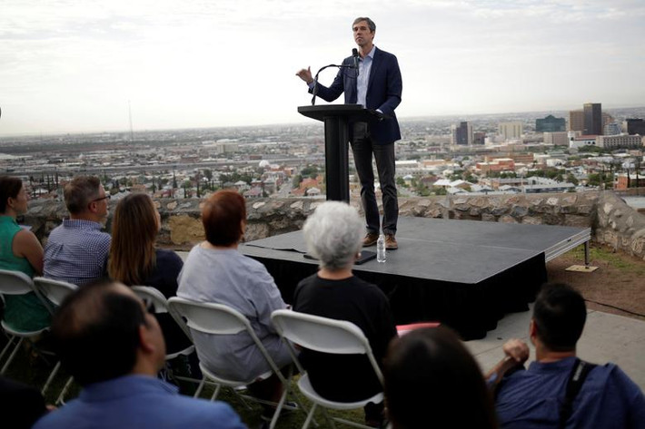 Cựu nghị sĩ Mỹ Beto O'Rourke đến từ bang Texas ủng hộ lệnh cấm vũ khí tấn công và kiểm tra lý lịch toàn diện, ngăn cản các thành viên Quốc hội nhận quyên góp chính trị từ các ủy ban vận động nhằm mục đích làm giảm ảnh hưởng của nhóm vận động hành lang Hiệp hội Súng trường Quốc gia Mỹ.