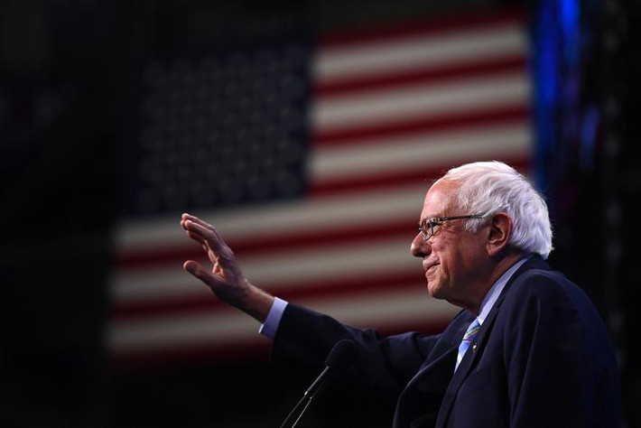 Thượng nghị sĩ Bernie Sanders đến từ Vermont ủng hộ kiểm tra lý lịch toàn diện, cấm bán và phân phối vũ khí tấn công, trấn áp hoạt động mua bán súng cho tội phạm.