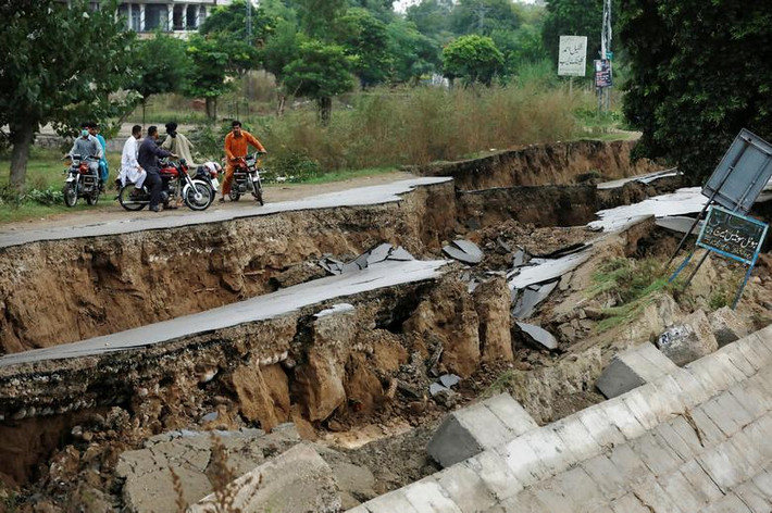 Một con đường bị phá huỷ trong trận động đất ở Mirpur, Pakistan, ngày 25/9.