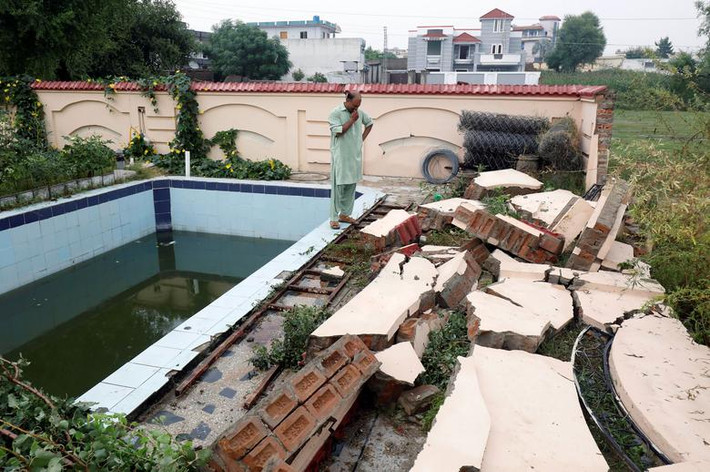 Người đàn ông đau lòng vì mất đi em gái sau cơn địa chấn ở Jatlan.