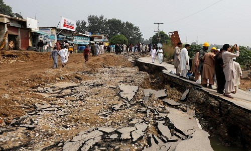 Trận động đất kinh hoàng ở Pakistan đã khiến nhiều ngôi nhà đổ sập và làm đường sá hư hại nặng nề.