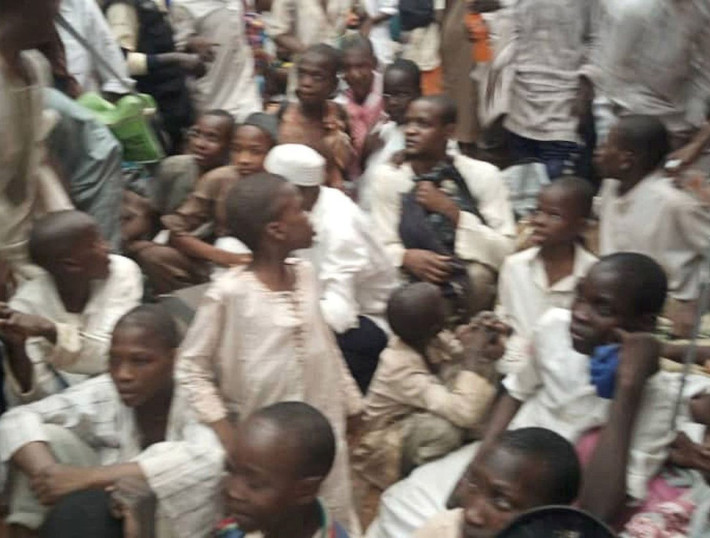 Người phát ngôn của Cảnh sát Kaduna, ông Yakubu Sabo, cho biết: “Học viên ở đây bị giam giữ trong những điều kiện tồi tệ và vô nhân đạo dưới danh nghĩa dạy cho họ kinh Koran và cải tạo họ. Một số người khai đã bị giáo viên lạm dụng”.