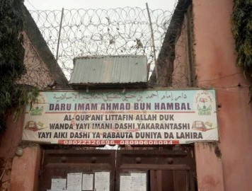 Một tấm biển bên ngoài ngôi nhà các nam sinh được giải cứu ở Kaduna, Nigeria. Được biết, nơi này đã hoạt động được gần 10 năm nhưng không có giấy phép đăng ký là trường Hồi giáo.