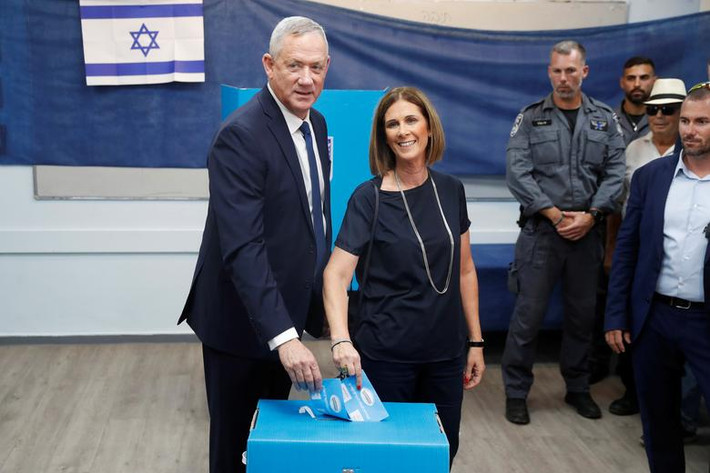 Ông Benny Gantz và vợ đi bỏ phiếu tại một điểm bỏ phiếu ở Rosh Ha'ayin ngày 17/9.