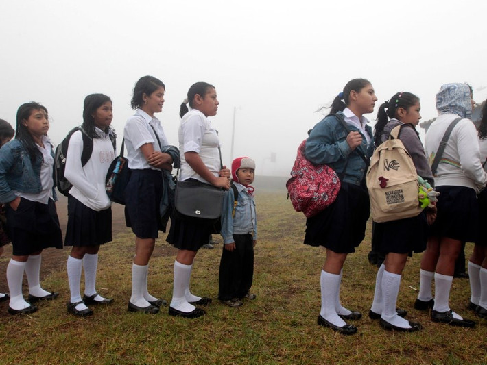 Học sinh Nicaragua xếp hàng vào lớp vào ngày đầu tiên đến trường ở Managua. Ảnh: Reuters.