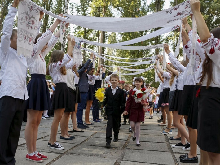 Học sinh lớp một ở Ukraina tham gia một buổi lễ khai giảng tại Kiev. Ảnh: Reuters.