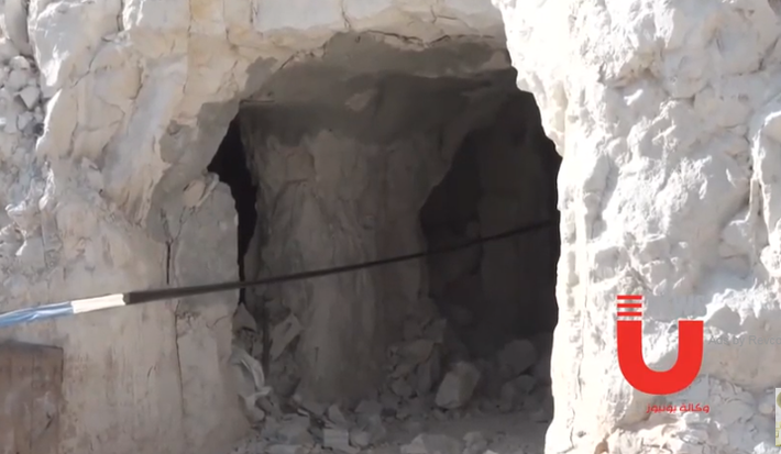 Đoạn video được kênh Union News ghi lại cảnh các binh sĩ Syria kiểm tra bên trong đường hầm chứa đầy vũ khí hóa học được cho là do các tay súng phiến quân và thành viên của Mũ bảo hiểm trắng bỏ lại. Ảnh: Union News.