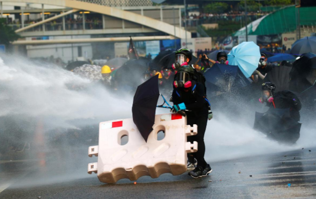 Một số người biểu tình đã phá hủy và chặn các lối ra vào của ga tàu điện Admiralty, ném gạch về phía trụ sở chính quyền.