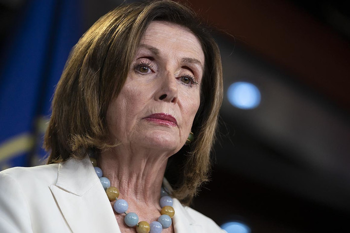 Chủ tịch Hạ viện Pelosi cho rằng Tổng thống Trump đã vi phạm nghiêm trọng Hiến pháp Mỹ vì tìm cách tranh thủ thế lực nước ngoài để giành lợi thế chính trị. Về phần mình, Tổng thống Trump bác bỏ mọi cáo buộc. Ảnh: Politico.