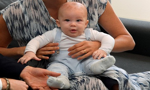 Theo Daily Mail, ngày 23/9, Hoàng tử Harry cùng vợ, Công nương Anh Meghan Markle, và con trai, bé Archie, đã có mặt tại sân bay Cape Town, bắt đầu chuyến công du 10 ngày tại Nam Phi. (Nguồn ảnh: Reuters/Insider)
