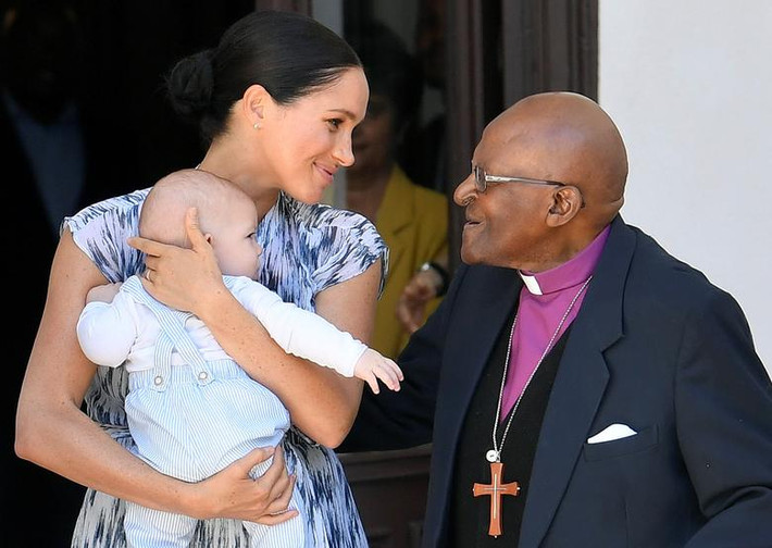 Ngày 25/9, Archie xuất hiện trước công chúng khi cùng cha mẹ tới gặp Tổng giám mục Desmond Tutu tại Quỹ Di sản Desmond & Leah Tutu ở Cape Town.