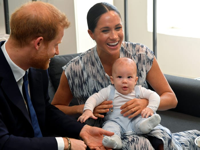 "Chúng tôi vui mừng thông báo Công tước và nữ Công tước xứ Sussex đã đón con đầu lòng vào sáng 6/5/2019. Đó là một bé trai nặng 3,3 kg", tài khoản mạng xã hội Instagram của vợ chồng Hoàng tử Harry thông báo hôm 6/5.