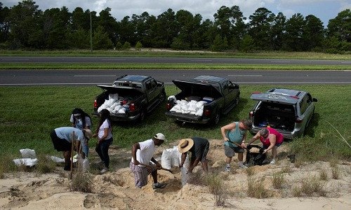 Trước đó, Thống đốc bang Florida Ron DeSantis đã khuyến cáo người dân nên tích trữ thực phẩm, nước uống, thuốc men trong ít nhất một tuần. Ảnh: Reuters.