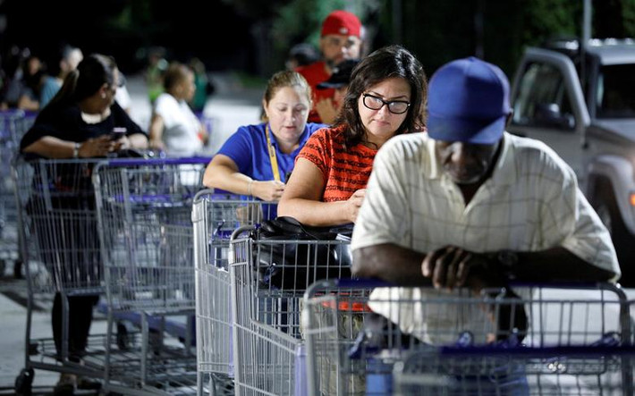 Cảnh người dân xếp hàng để mua đồ dự trữ tại cửa hàng Sam's Club ở Kissimme từ sáng sớm ngày 30/8. Ảnh: Reuters.