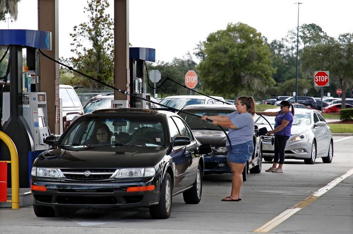 Hàng dài ô tô xếp hàng chờ đến lượt đổ xăng ở Kissimmee ngày 29/8. Ảnh: Reuters.