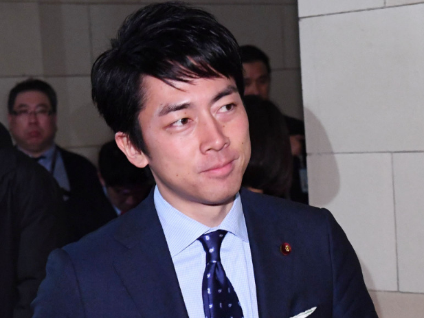 Bộ trưởng Shinjiro Koizumi được đánh giá là ứng viên tương lai cho chức vụ người đứng đầu chính phủ Nhật Bản. Ảnh: Mainichi.