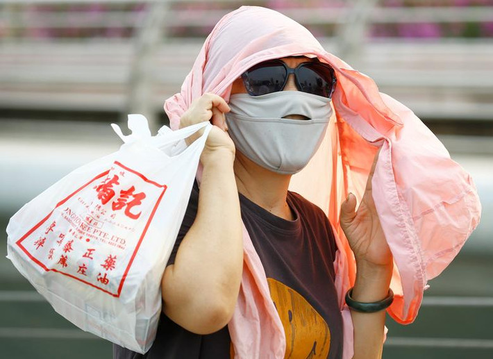 Một du khách đeo khẩu trang tránh khói bụi ở Singapore ngày 13/9.