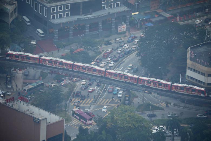 Cháy rừng tại Indonesia khiến khói mù bay sang Malaysia và Singapore, làm ảnh hưởng cuộc sống của người dân các nước này.