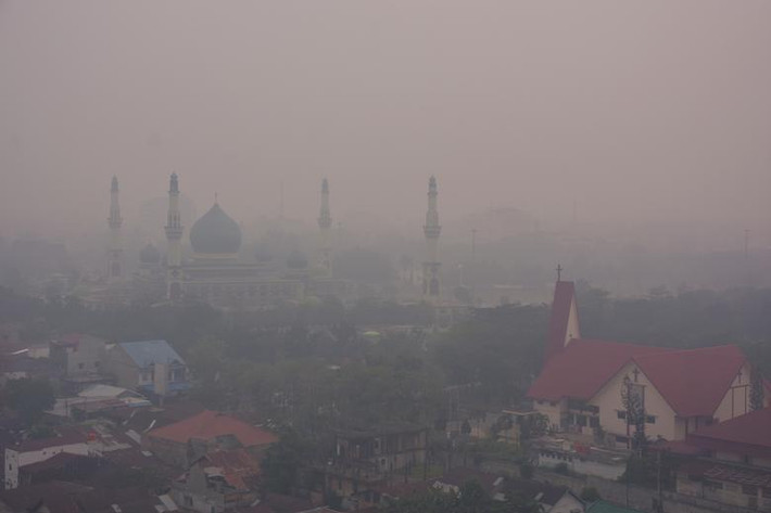 Trong thông báo ngày 14/9, Cơ quan Địa vật lý và Khí tượng học Indonesia cho biết vệ tinh Himawari 8 SM đã chụp được hình ảnh khói mù từ đảo Sumatra và Tây Kalimantan của Indonesia bay sang Singapore và Malaysia.