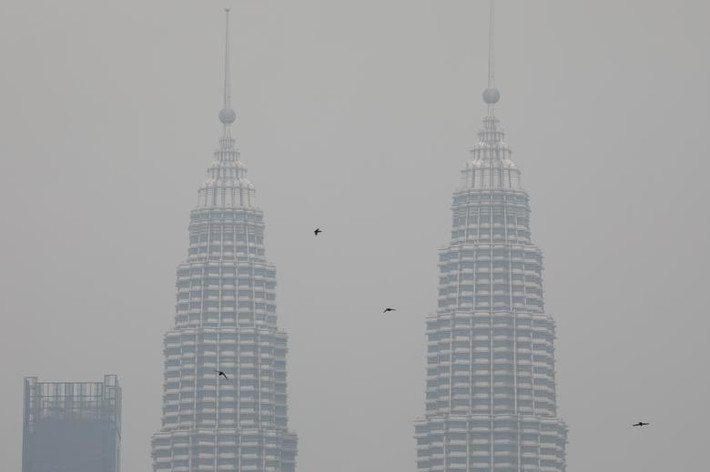 Bầu trời Kuala Lumpur ngày 9/9 mù mịt do khói bụi lan từ đám cháy rừng dữ dội ở Indonesia.