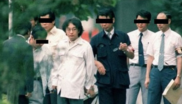 Sau khi lục soát nhà riêng của Miyazaki, cảnh sát phát hiện hơn 5.000 đoạn băng với nội dung đồi trụy và bạo lực cùng hình ảnh và phần thi thể còn sót lại của các nạn nhân. Ảnh: TES.