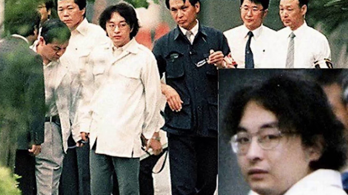 Tháng 5/1988, ông nội của Miyazaki, người mà y luôn yêu quý, qua đời khiến Miyazaki càng cảm thấy cô độc hơn. Sau cú sốc này, Miyazaki đã lún sâu vào con đường tội lỗi, trở thành tên sát nhân man rợ khiến cả đất nước Nhật Bản căm phẫn. Ảnh: Youtube.