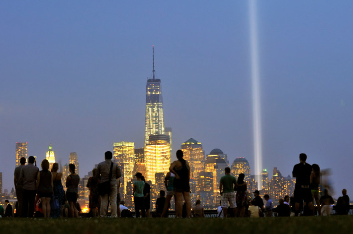 Bầu trời Manhattan được thắp sáng hồi năm 2013. Ảnh: Getty.