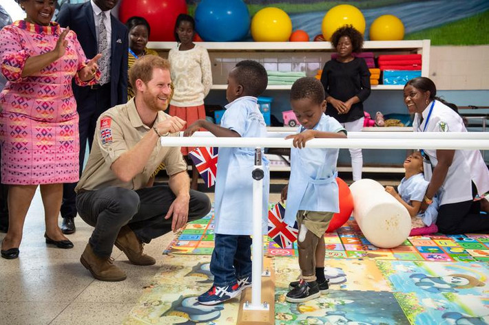 Hoàng tử Harry trò chuyện với bé Barnaby, 6 tuổi, khi tới thăm Trung tâm chỉnh hình Công nương Diana ở Huambo ngày 27/9.