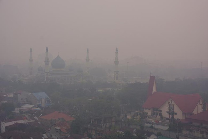 Ngoài ra, hàng trăm chuyến bay bị hủy bỏ vì tầm nhìn hạn chế. Ảnh: Reuters.