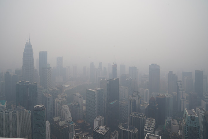 Thủ đô Kuala Lumpur của Malaysia mù mịt trong làn khói bụi. Ảnh: AJ.