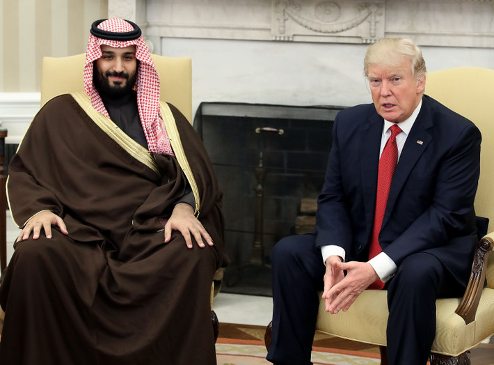 Theo CNN, trong cuộc họp hôm 16/9 với Tổng thống Trump, các quan chức quốc phòng Mỹ đã được lệnh lên kế hoạch đối phó với cuộc tấn công vào các cơ sở dầu mỏ của Saudi Arabia. Tuy nhiên, Nhà Trắng vẫn đang chờ phía Saudi Arabia quyết định phản ứng trước khi vạch ra con đường sắp tới. Ảnh: Tổng thống Trump (phải) và Thái tử kế vị Saudi Arabia Mohammed bin Salman. Ảnh: TM.