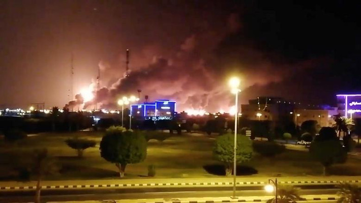 Ngay sau đó, Mỹ tố Iran đứng đằng sau vụ tấn công cơ sở dầu khí của Saudi Arabia, bất chấp việc phe nổi dậy Houthi ở Yemen đã lên tiếng nhận trách nhiệm.
