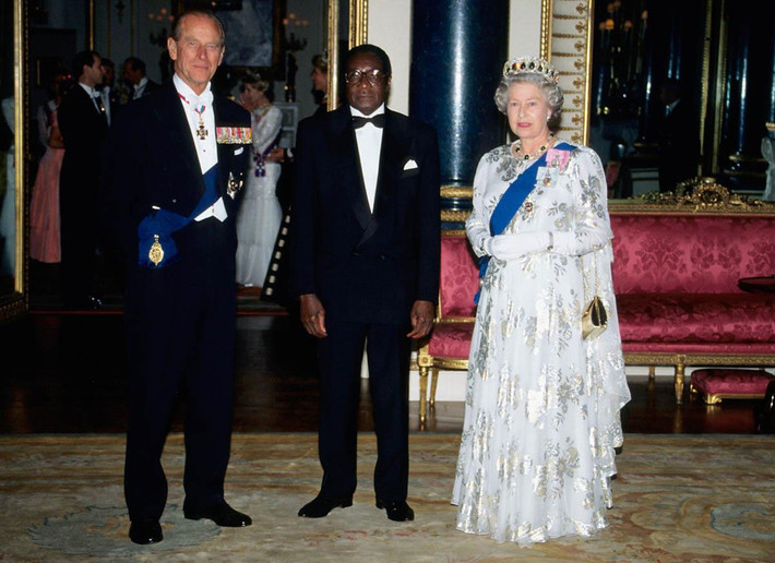 Tổng thống Mugabe cùng Nữ hoàng Anh Elizabeth II và Hoàng tử Philip tại cung điện Buckingham, London, trong chuyến thăm chính thức tại Anh vào tháng 5/1994. Ảnh: Getty.