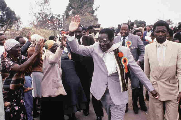 Khi xung đột kết thúc vào năm 1979, Robert Mugabe được người dân quê nhà lẫn cộng đồng quốc tế ca ngợi là nhà anh hùng giải phóng dân tộc và là niềm hy vọng cho tương lai của Zimbabwe. Sau cuộc bầu cử dân chủ vào tháng 2/1980, ông trở thành thủ tướng đầu tiên của nước Cộng hòa Zimbabwe vừa tuyên bố độc lập. Ảnh: AP.