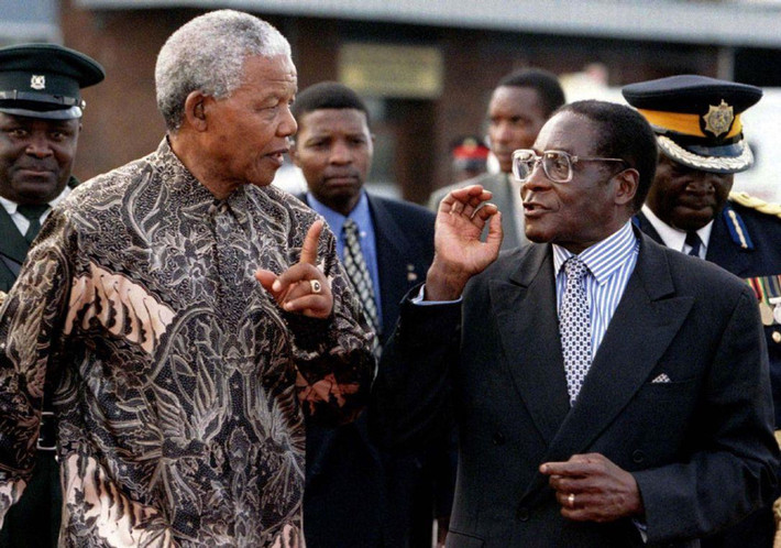 Cựu tổng thống Zimbabwe có giai đoạn từng được so sánh với nhà lãnh đạo nổi tiếng Nelson Mandela của Nam Phi, người đắc cử tổng thống vào năm 1994 và chấm dứt chế độ Apartheid. Cả hai đều hứa hẹn xây dựng dân chủ, trao quyền tự do bầu cử, kết thúc sự cầm quyền của thiểu số da trắng với lời hứa không trả thù và không tước đất người da trắng trao cho người da đen. Tuy nhiên, trong khi Mandela kết thúc nhiệm kỳ và về hưu vào năm 1999 ở tuổi 81, Mugabe không từ bỏ quyền lực. Ông trở thành tổng thống già nhất và cầm quyền lâu nhất tại châu Phi. Ảnh: Reuters.